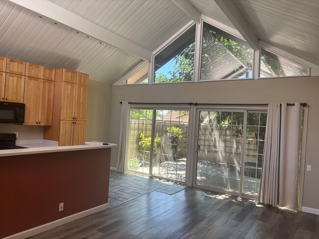 Building Photo - Lovely, 2 Bedroom 1.5 bath townhome nestle...