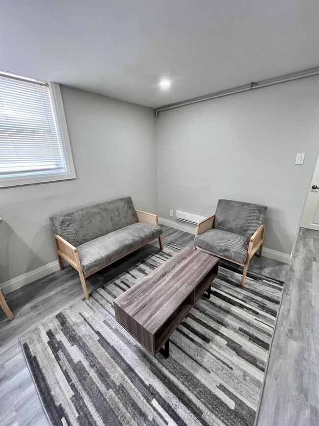 Photo du bâtiment - 1518 University Ave W