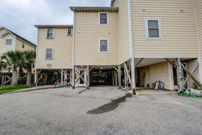Building Photo - 828 N New River Dr