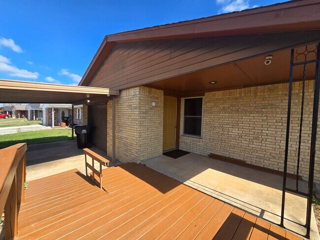 Foto del edificio - 3 Bed 1.5 Bath in Shawnee!