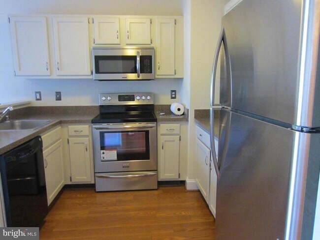 Building Photo - 303 Lakeview Ct