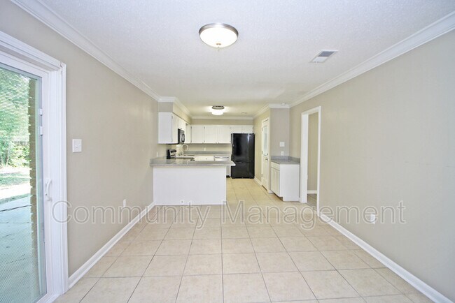 Building Photo - 836 E Versailles Dr