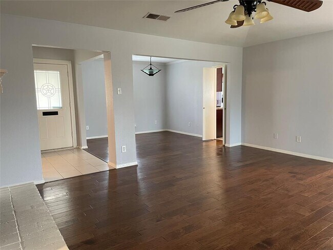 Building Photo - 2624 Summertree Dr