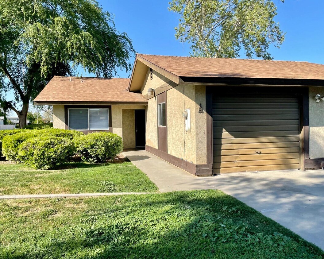 Foto principal - 112 N Lemoore Ave