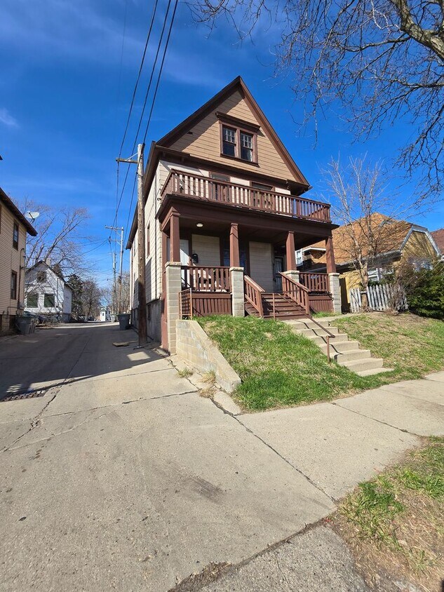 Primary Photo - 418 E Chambers St