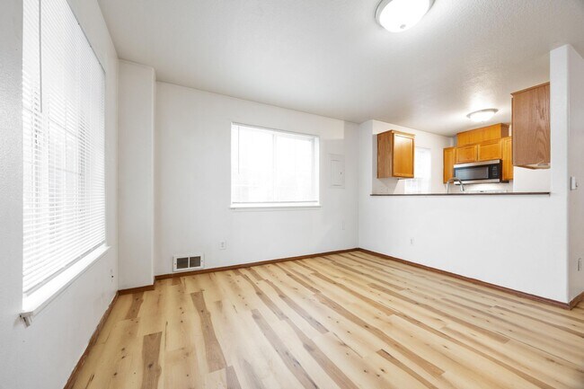 Foto del edificio - 1 Bed / 1 Bath Apartment – Updated Flooring – Convenient NE Portland Location