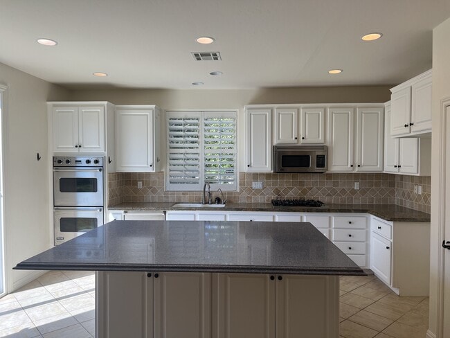 Foto del edificio - 5210 Village Green Ln