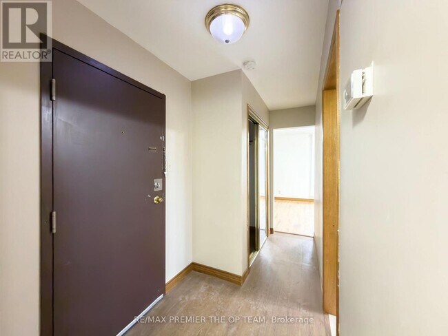 Photo du bâtiment - 2311 Major MacKenzie Dr.