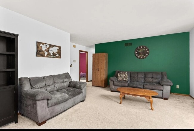 Building Photo - 704 Meadow Ct