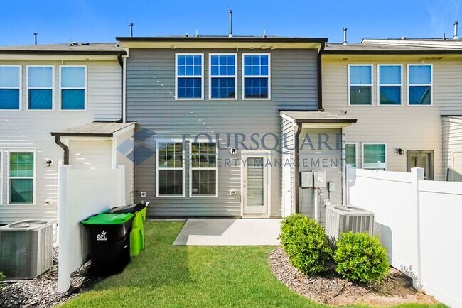 Foto del edificio - Townhome | Back Patio with Privacy Fence |...