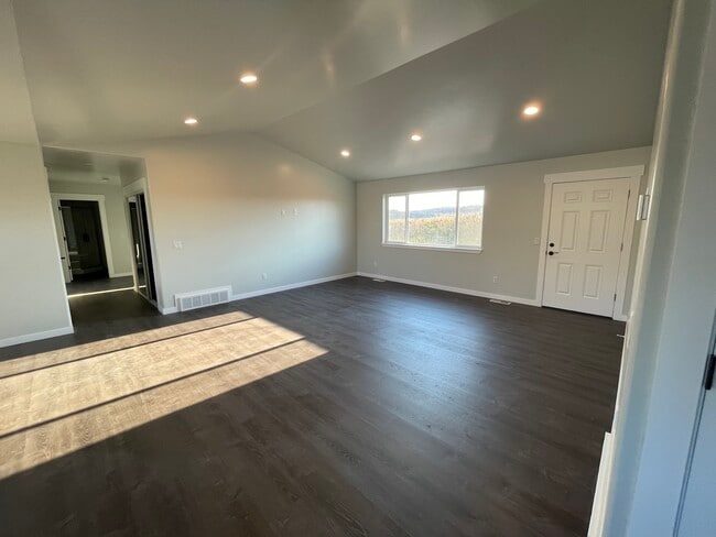 LARGE VAULTED CEILING LIVING ROOM - 36125 Cyrus Ct