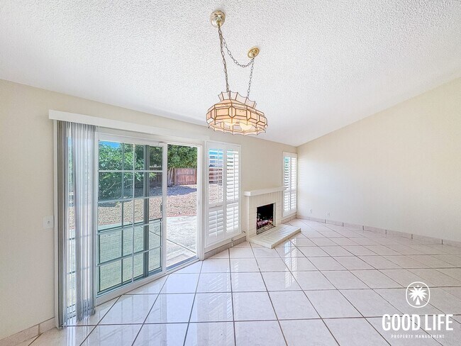 Foto del edificio - Spacious 3BD/2BA Home in Oceanside with Large Backyard, W/D & Attached 2-Car Garage