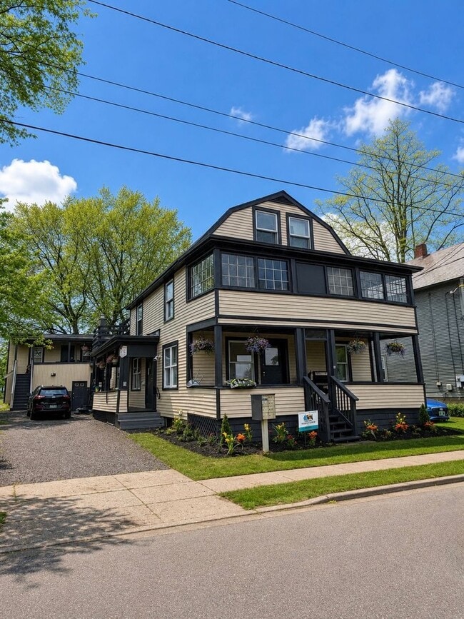 Building Photo - 47 Willow St