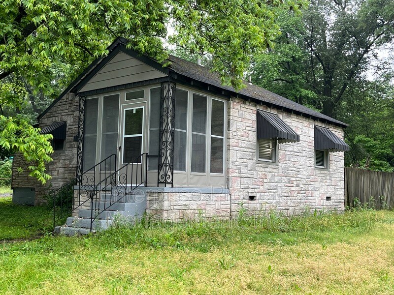 Primary Photo - 1905 Whitney Ave