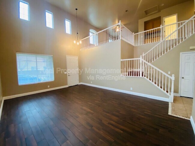 Foto del edificio - 1875 N Belvedere Ave