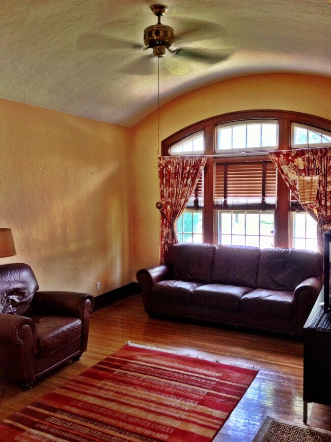 Livingroom - 440 Washington Ave