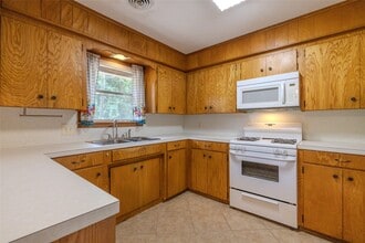 Building Photo - 2308 Hillcrest Dr