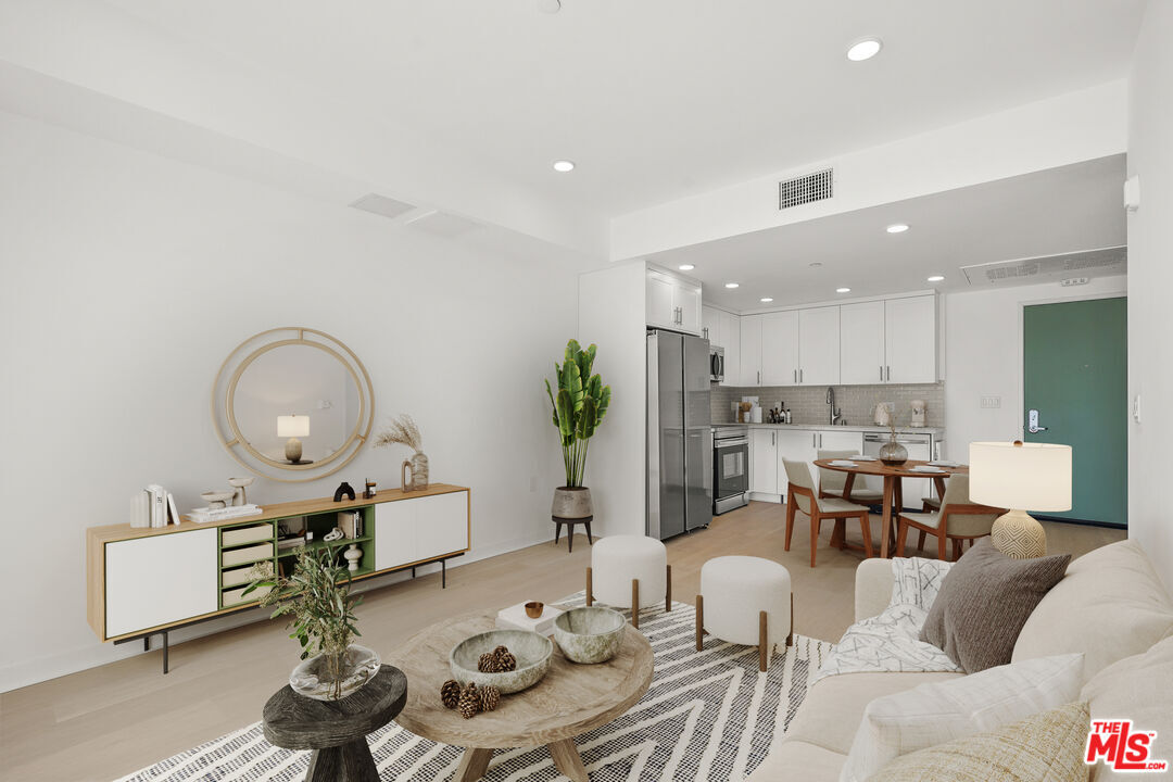 Foto principal - 3977 Beverly Blvd