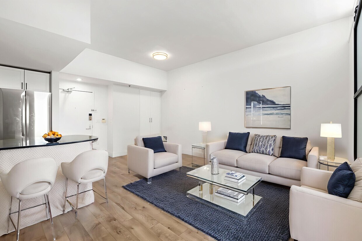 Foto principal - 102 Christopher Columbus Dr