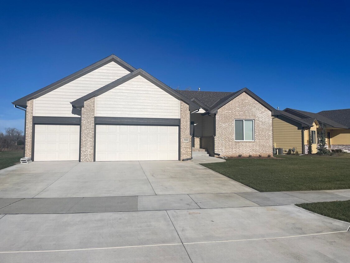 BEAUTIFUL 5 BEDROOM HOME WITH LAKE VIEW A... - BEAUTIFUL 5 BEDROOM HOME  WITH LAKE VIEW A...