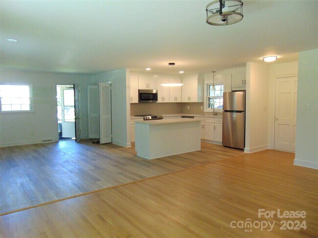 Building Photo - 7500 Thorncliff Dr