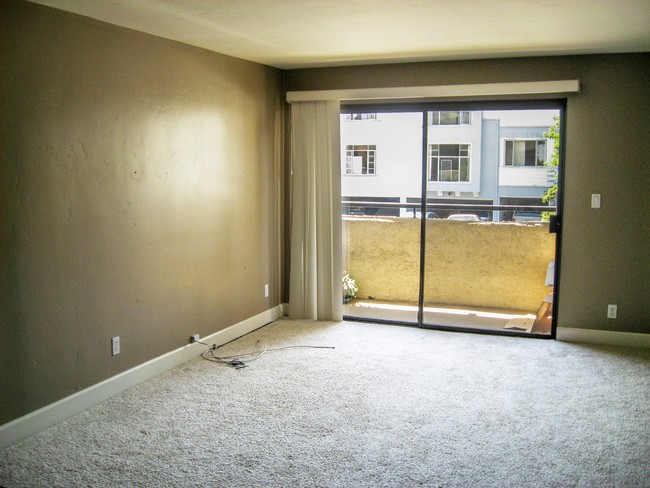 Building Photo - 10982 Roebling Ave