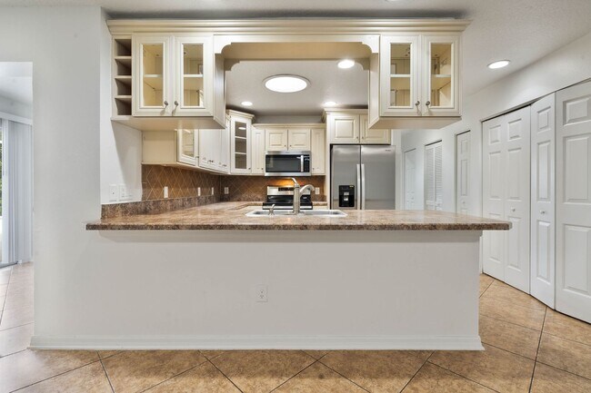 Foto del edificio - Lovely spacious 3bd/2bath townhouse with screen patio!