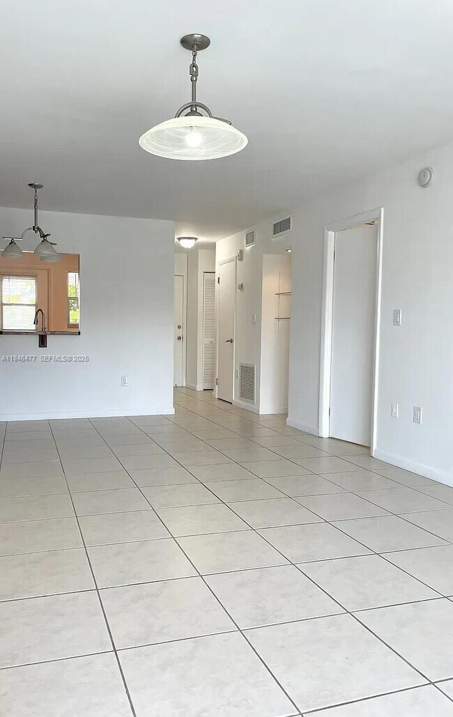 Foto del edificio - 3750 NE 169th St