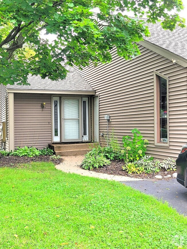 Stonepine Apartments for Rent with High Ceilings Hudson, WI 1