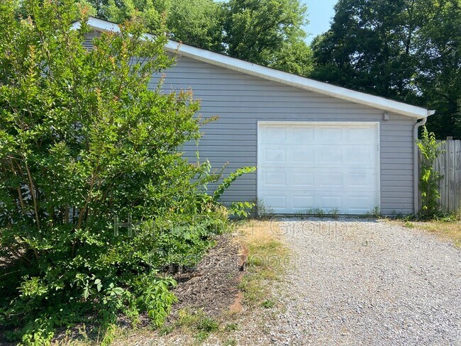 Building Photo - 1500 Morris Hill Rd