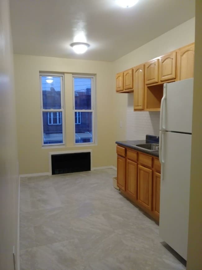 Building Photo - 605 Midwood St