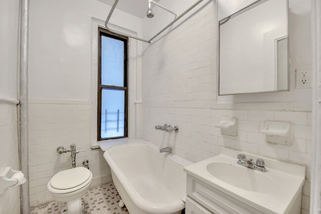 Building Photo - 55 Tiemann Pl