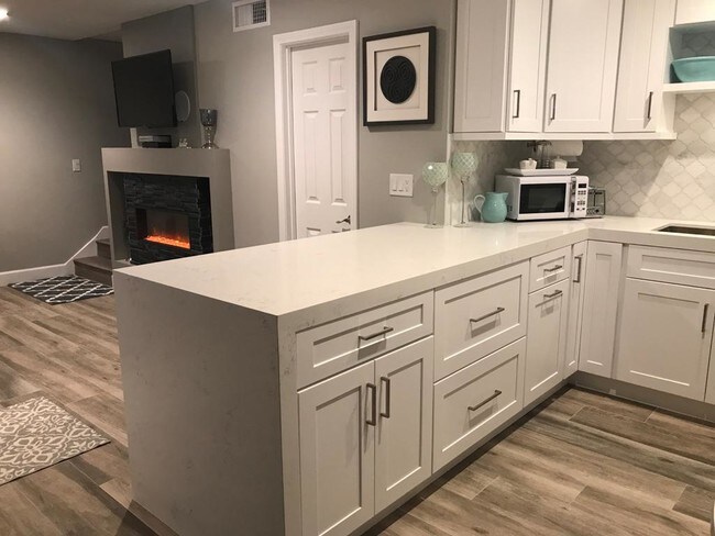 Cocina con encimera de cuarzo en cascada - 828 S Falcon St