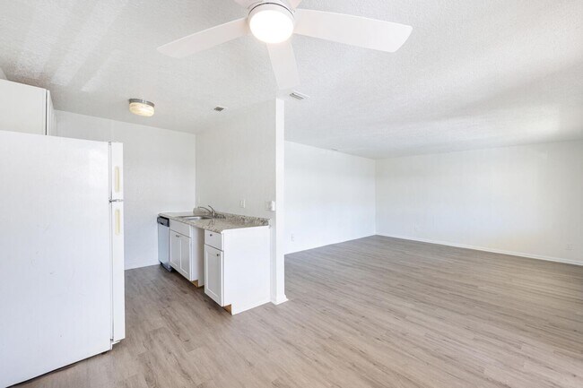 Foto del edificio - ANNUAL UNFURNISHED 2 Bed | 2 Bath Second Floor rental in Abaco Bay ** Fresh Paint & New Flooring **