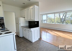 Building Photo - 140 Springhurst Ave