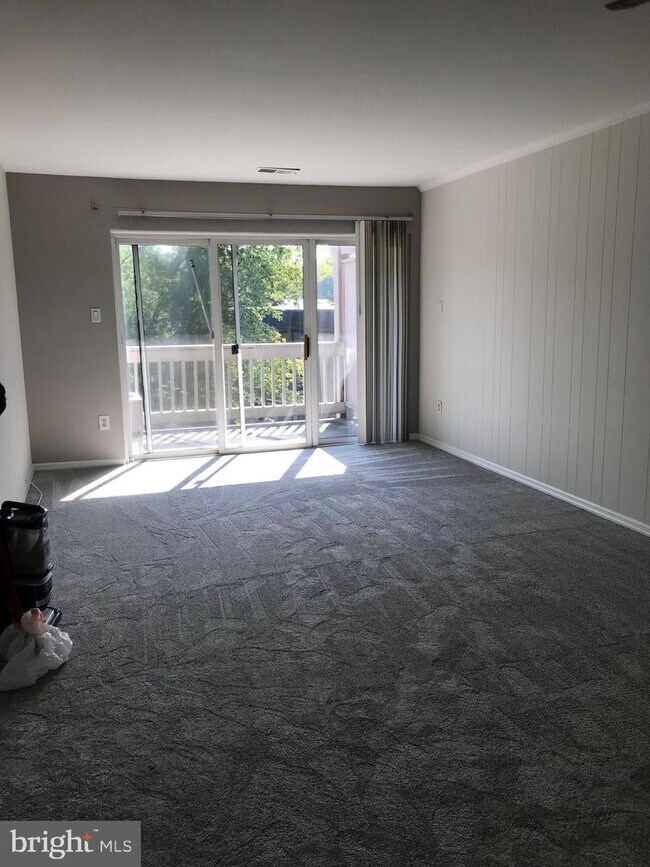 Building Photo - 5823 Royal Ridge Dr