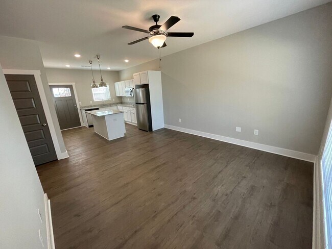 Foto del edificio - NEW CONSTRUCTION! NOW LEASING FOR JULY 15TH!