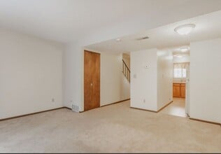 Building Photo - 534 Valley Dr
