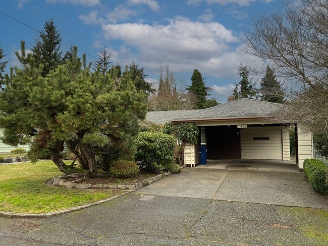 Building Photo - Charming 3 Bedroom, 1 full & 2 half Bathro...