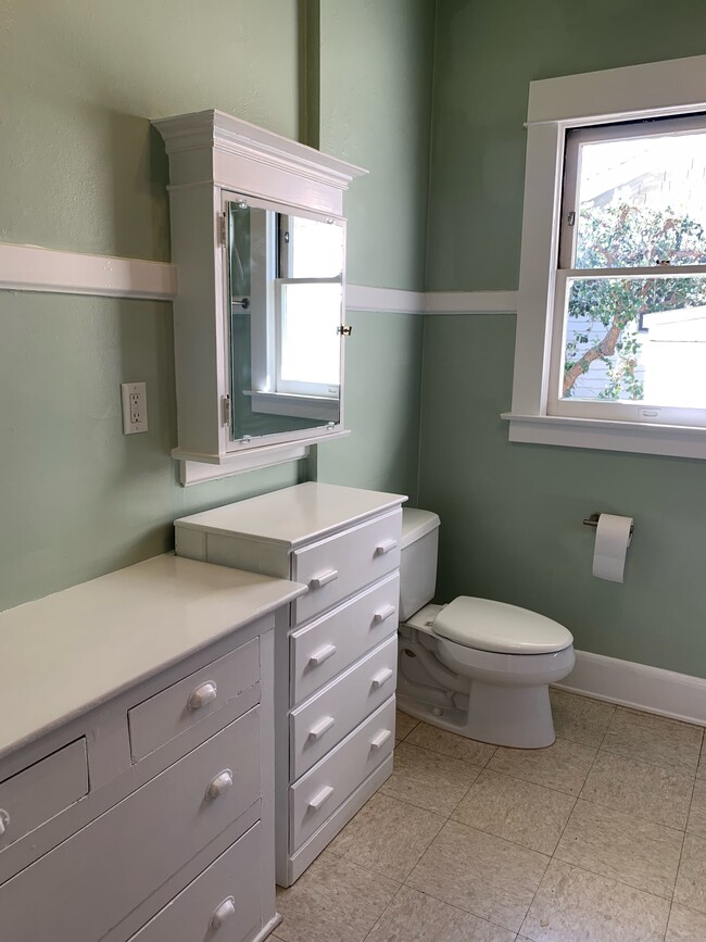 Bathroom - 1427 N Hudson Ave