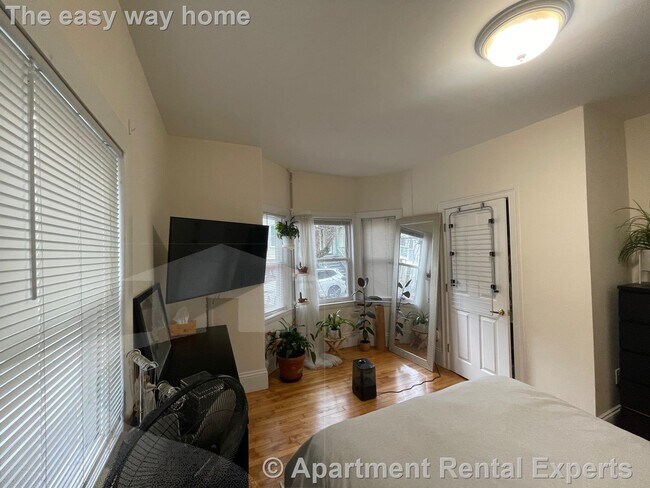 Building Photo - 23 Hall St