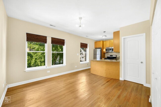 Foto del edificio - A Fantastic 2-bed in Fabulous Lakeview