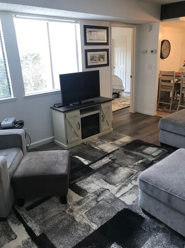 Building Photo - Lovely Auburn Woods 1 Bedroom 1 Bath Townhome