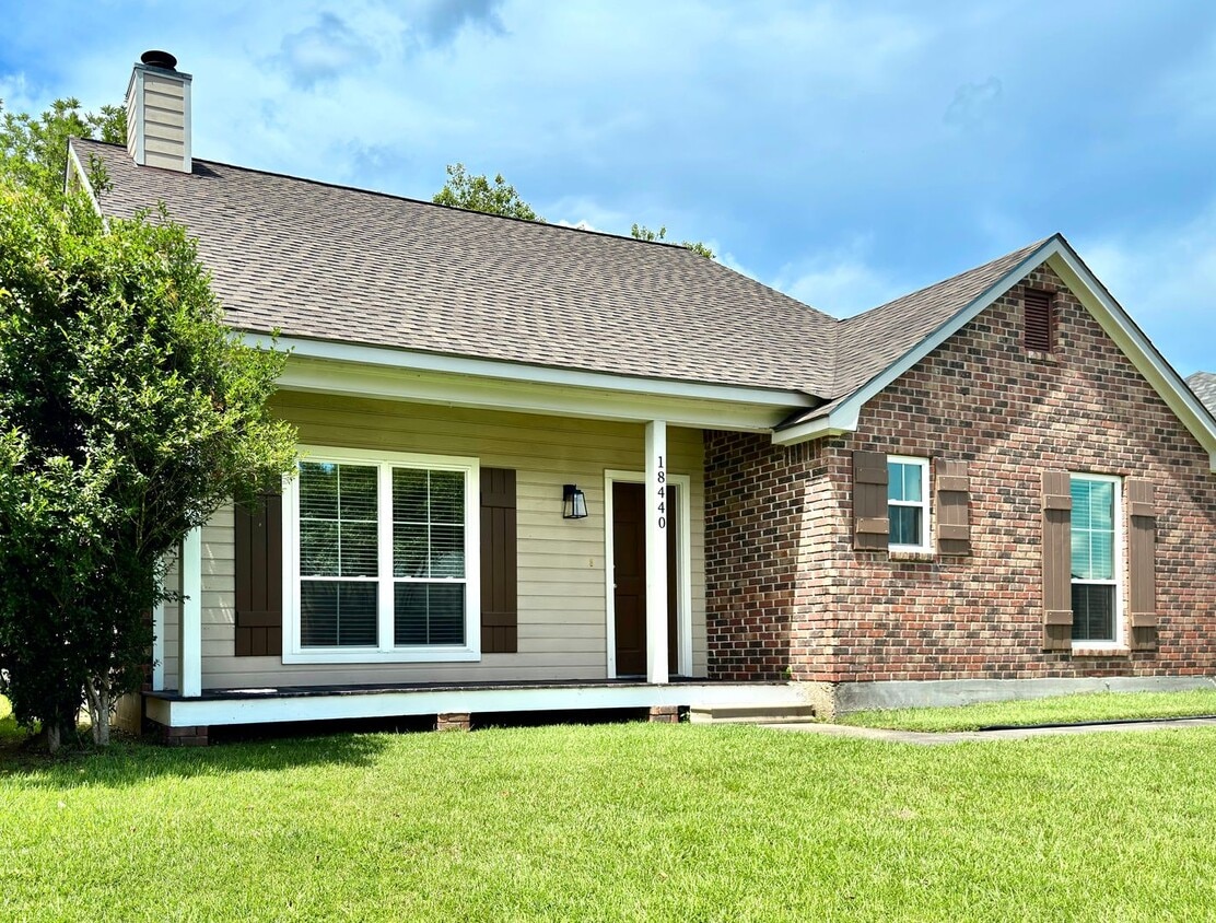 Primary Photo - Serene 3BR Home in Peaceful Azalea Lakes