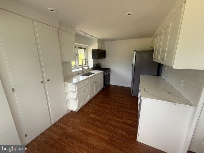 Building Photo - 3 Hopeton Ln
