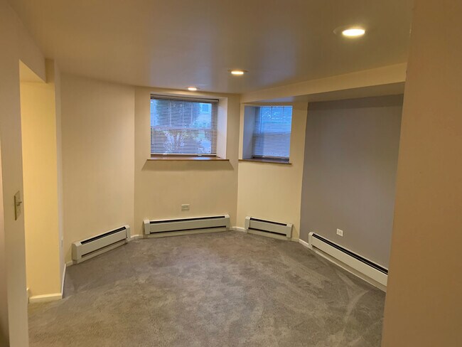 Livingroom 1 - 5315 W Leland Ave