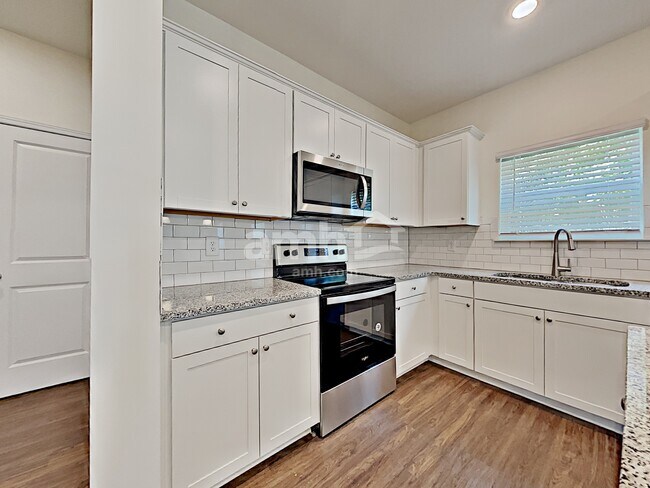 Building Photo - 505 Camp dr