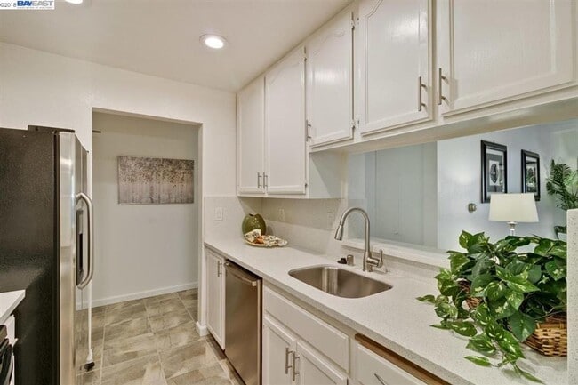 Building Photo - $2,895 / Beautifully Remodeled 2BR/2BA Condo in Newark's Gated Community