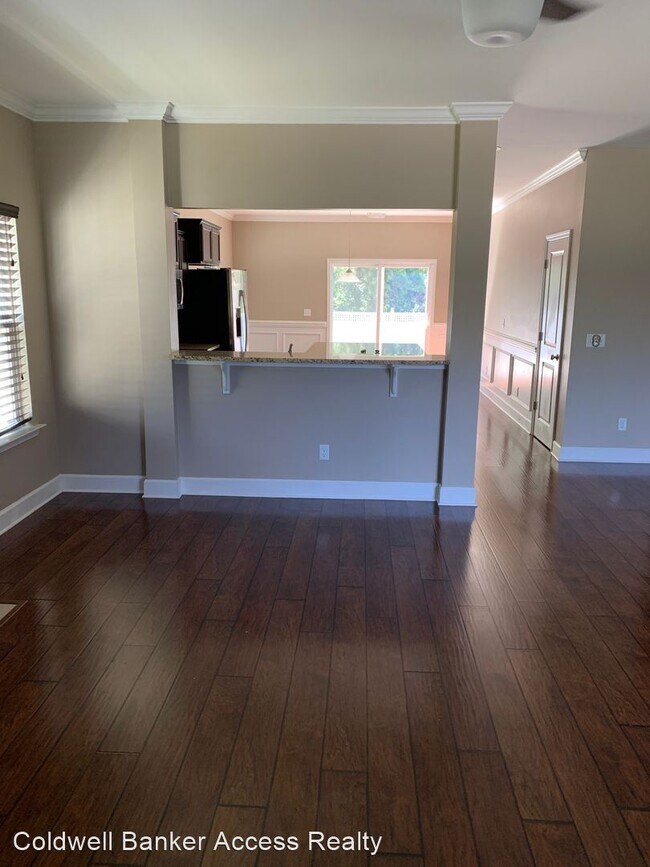 Building Photo - 4 br, 2.5 bath House - 1061 Woodland Dr.