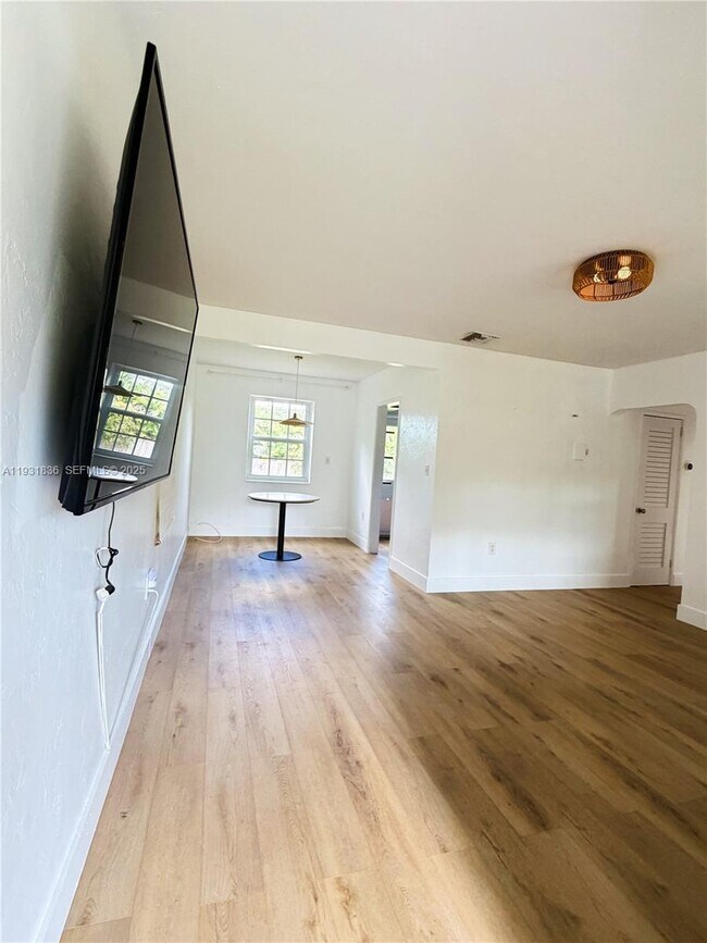 Foto del edificio - 1075 NE 120th St